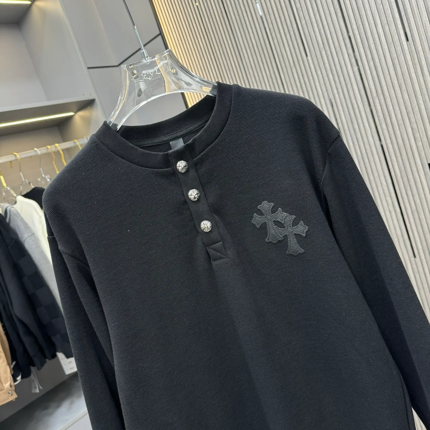 🅿️270 25 New Style🆕Come Hearts Cross Long Sleeve Autumn and Winter King! Chest pockets, collar and cuffs with high weight threads, custom-woven and dyed 330g double yarn waffle fabric, cross steel buckle tags and other accessories are all in the correct version, super conspicuous, super good-looking and super atmospheric, same style for men and women! The overall upper body highlights fashion and individuality, and it is a recommended T-shirt for couples to wear together!! Color: black/white 04 Size: S-XXL